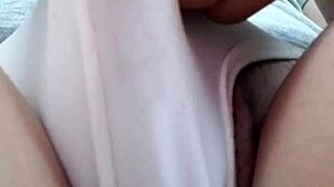 我的独秀：撕破衣服自撸高潮瞬间