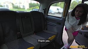 假出租车 - 娇小伦敦少女挑逗后吞下巨屌 😲