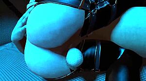 男人勺子位两个变性人，口交