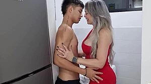 哥伦比亚熟女Monique Fuentes操丈夫的儿子，留下他屁股滴奶，该死太狂野！🥵🔥