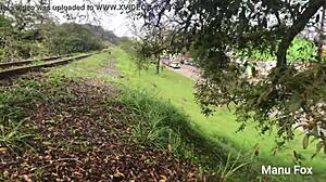 Manu Fox Flagrada No Trilho Do Trem Se Exibindo Nua E Batendo Siririca