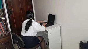 Secretária safada blows boss under miniskirt hard.