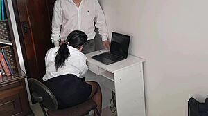 Secretária safada blows boss under miniskirt hard.