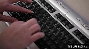 可爱18+少女网上为陌生人脱衣超刺激