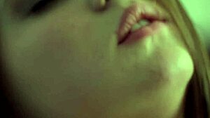 可爱18+少女网上为陌生人脱衣超刺激