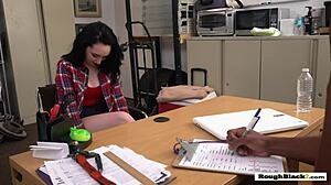 白人辣妹被导演猛干后入热辣场景！🔥