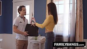 害羞继子终于狠狠干了继母Silvia Saige，超带劲！