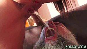 这个精液荡妇在狂野恋物行动中喝尿，好恶心！😱