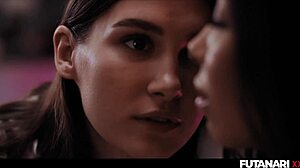 Lia Lin被名人Ellie Luna的大鸡巴夺走处女