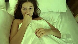 继父大鸡巴撑开她紧致18+小穴，禁忌角色扮演