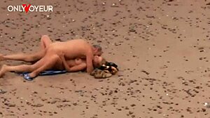 海滩偷窥者拍到老男人和火辣熟女的激情