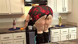 大屁股房产经纪人，张开腿，穿着迷你裙检查房产，很诱人吗？