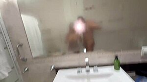 peguei minha enteada nua no banheiro e ela me ofereceu a bucetinha no pelo e eu gozei dentro 😏