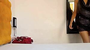 Grabo a mi padrastro mientras me ve probándome ropa y termine con la polla dentro de mi coñito