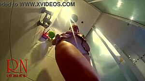 我用隐藏摄像头拍到年轻裸女淋浴脱衣