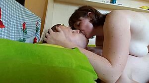 乌克兰熟女猛骑大屌，狂野后入被内射