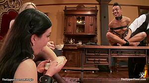 嘿，看这个熟女lezdom在变态派对上干服务骚货