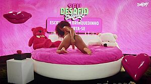 Morena gostosa masturbates until she cums!