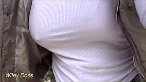 老婆敢在公共场合不穿胸罩骑自行车，展示惊人奶子