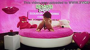 Morena gostosa masturbates until she cums!