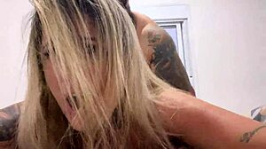 嘿，感觉过跳动的鸡巴插得那么深，他填满你的阴户时你差点高潮吗？