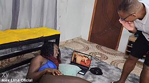 Flaguei a gostosa se masturbando assistindo vídeo porno e a safada me chama para transa