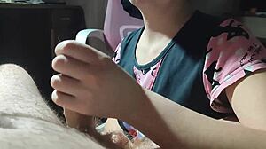 韩国美女手淫肉棒按摩到射精