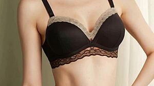 可爱妹子花内裤配性感美脚超诱人