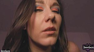 Sinn Sage 用冰块在皮肤上挑逗