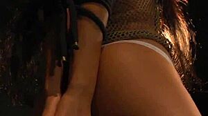 屁眼塞奴隶在粗暴捆绑口交后吞精