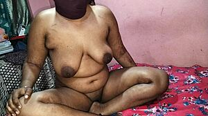 披萨小哥偷看我自慰，迫切需要他的大鸡巴！🍕😈