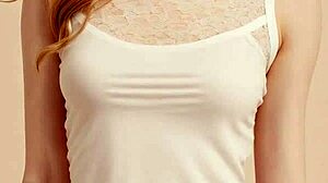 可爱妹子花内裤配性感美脚超诱人