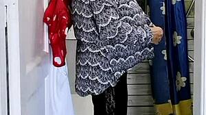 偷看老奶奶玛丽亚在厕所，然后晚上手淫指导