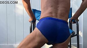 我在椅子上穿蓝内裤尝试深度骨盆伸展，2024年10月