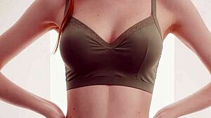 可爱妹子花内裤配性感美脚超诱人