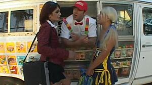 嘿，俩辣啦啦队妹准备好你大硬屌了！