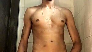 I’m obsessed with watching this thick novinho stroke himself in the shower