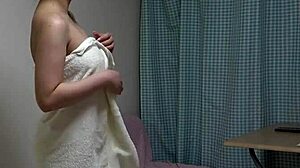 日本空姐脱下制服，洗澡场景超火辣