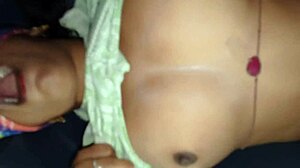 印度Desi女孩第一次热辣宿舍性爱