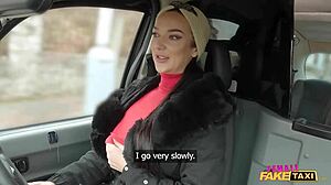 女假出租车司机Lady Gang大奶子激烈骑行。捷克棕发美女在硬核户外动作中热情吹箫！ 😈