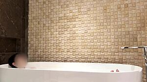 豪华酒店浴室，日本业余妹子淋浴癖好超诱惑！