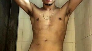 I’m obsessed with watching this thick novinho stroke himself in the shower