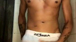 I’m obsessed with watching this thick novinho stroke himself in the shower