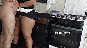 Sai do Banho Pelado e Encontrei a Empregada Arrumando a Cozinha, Que Delícia!