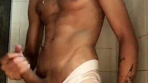 I’m obsessed with watching this thick novinho stroke himself in the shower