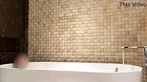 豪华酒店浴室，日本业余妹子淋浴癖好超诱惑！