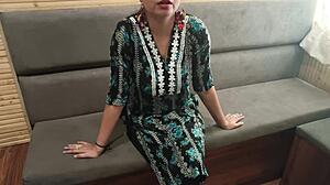 Saali火辣身材诱惑Jija Ji猛钻她