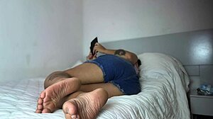 i’m obsessed with this curvy ebony bbw farting while chilling on bed.