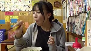 可爱的日本女孩Mai Hino在软色情独奏场景中闪耀。