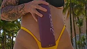 Mesmo sabendo que eu sou casada o cara pediu pra mim PUXAR A CALCINHA de ladinho mostrou FOTO DO PAU e depois me levou pro BANHEIRO QU�MICO e me colocou pra CHUPAR